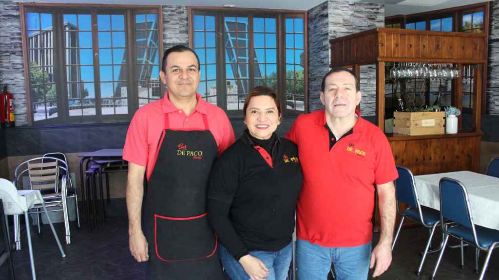 Juan Sánchez, Kelly Peña y Francisco Porrero, los tres trabajadores del Bar de Paco.