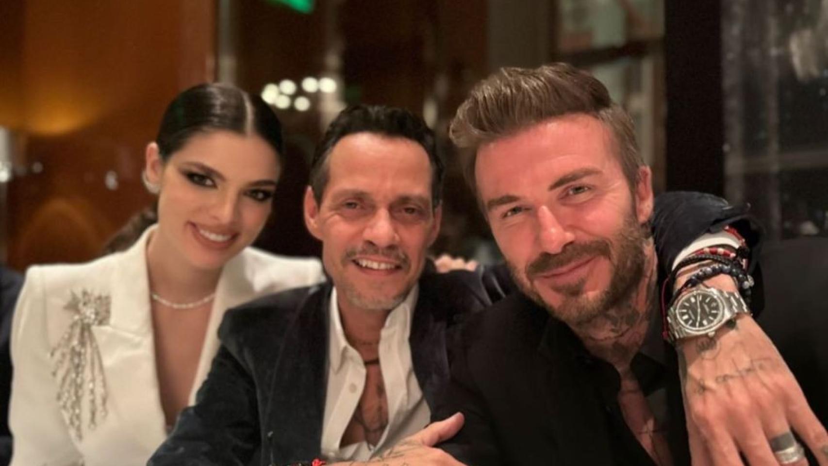 Los novios, con David Beckham.