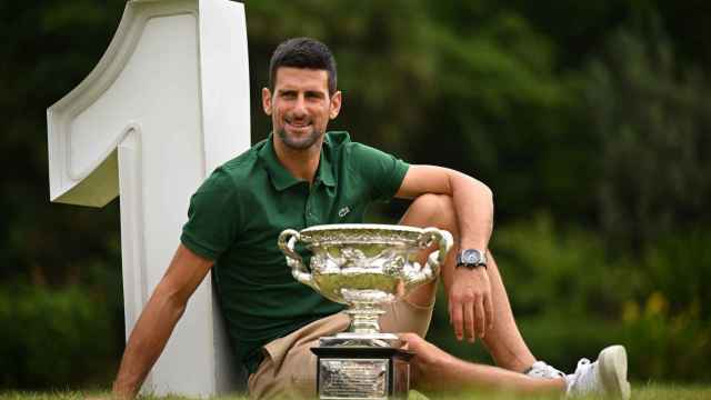 Novak Djokovic, posando con el título del Abierto de Australia 2023