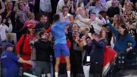 Ivanisevic, de negro a la derecha, celebra la victoria de Djokovic en Asutralia.