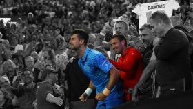 Gómez-Herrera, de rojo, durante la celebración de Novak Djokovic en el Abierto de Australia