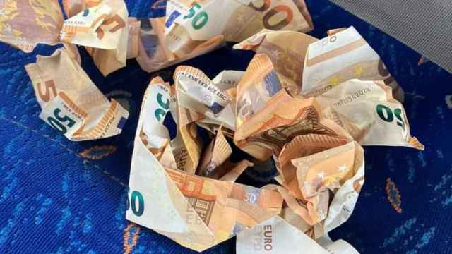 Un coche 'lanza' billetes en plena autovía de Marbella y provoca un atasco al bajarse conductores a recogerlos