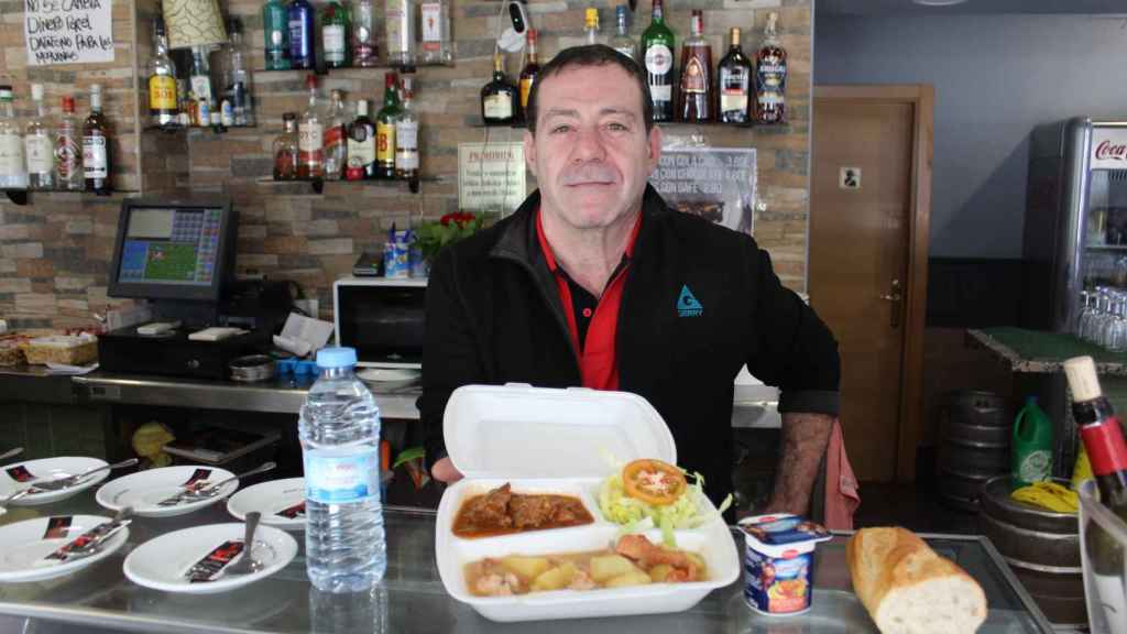 Francisco Porrero, dueño del Bar de Paco, presentando el menú del día de 3,50 euros.