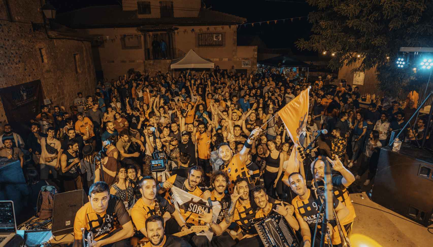 Balkan Bomba con el público en Boina Fest 2019