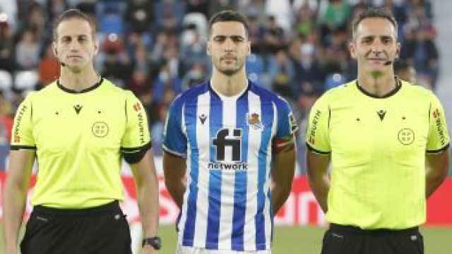 Sobrino Magán -derecha- junto al capitán de la Real Sociedad Mikel Merino y a Alberola Rojas.. Foto: LaLiga