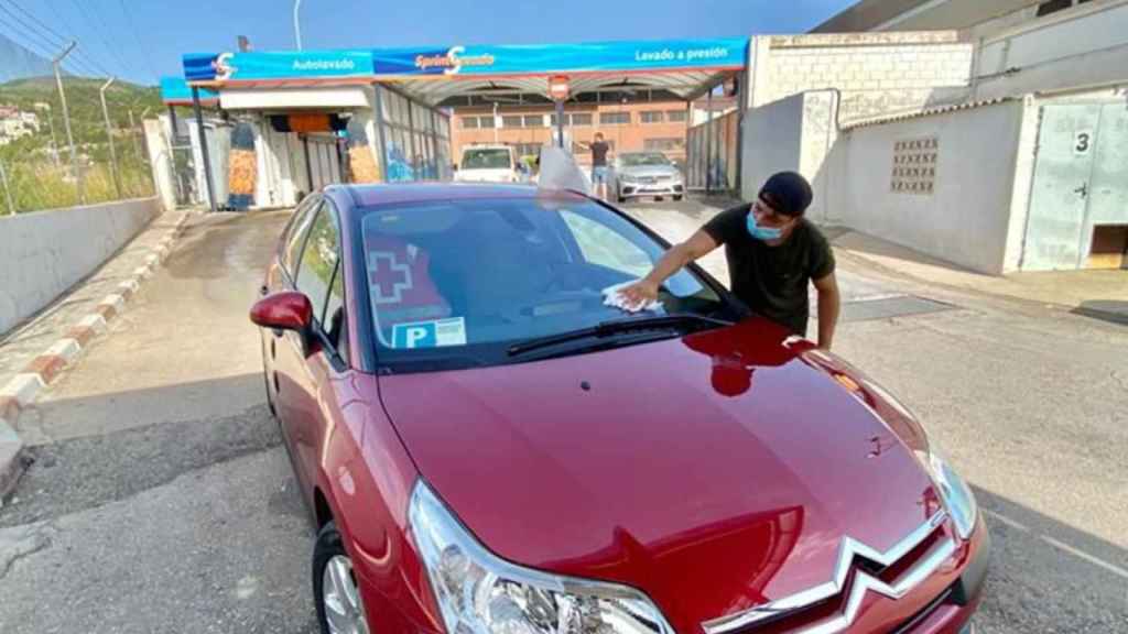 Carlos Raúl con el coche de la víctima que supuestamente robó tras el asesinato.