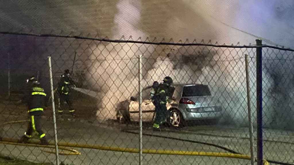 Incendio en un vehículo en Padeld10z en Arroyo de la Encomienda