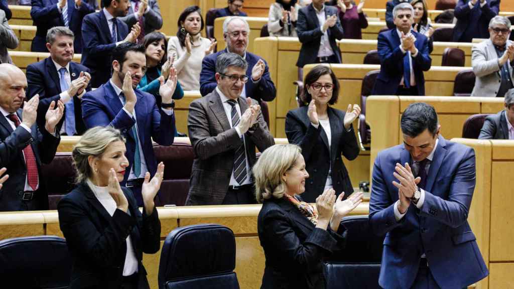 La bancada del Gobierno aplaude a Pedro Sánchez, en el Senado. De pie, entre otras, Yolanda Díaz y Nadia Calviño.