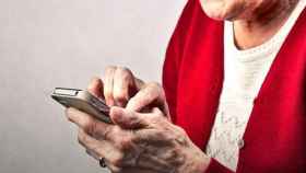 Una anciana con un teléfono en una imagen de archivo.