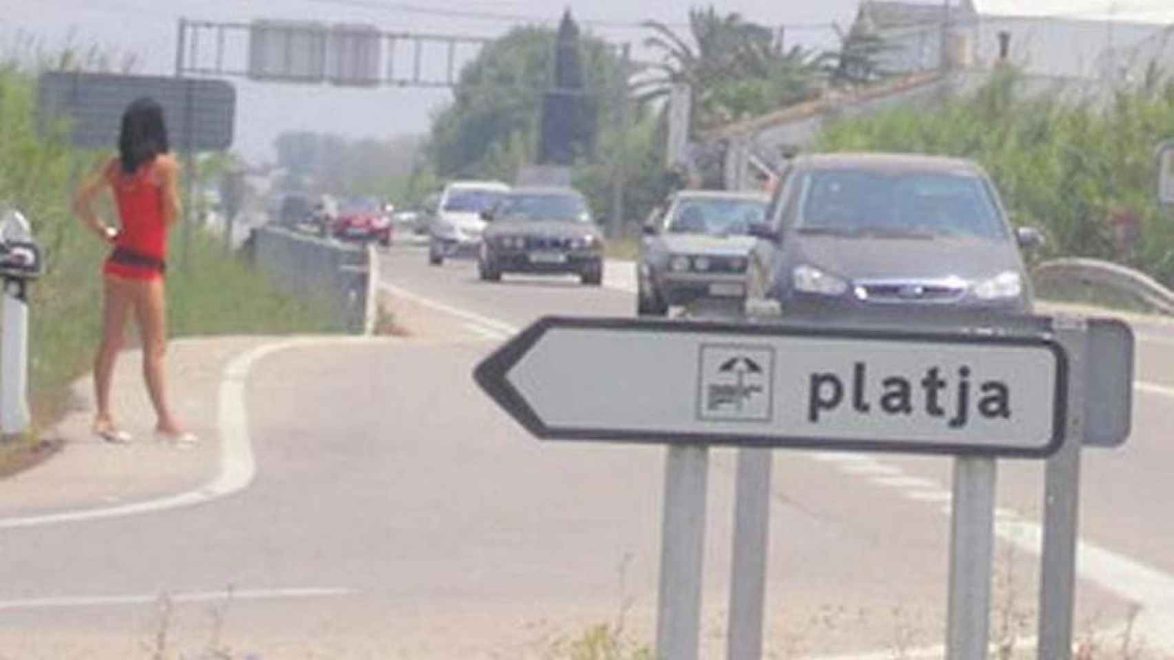 Imagen de archivo de una mujer prostituida en una carretera valenciana.