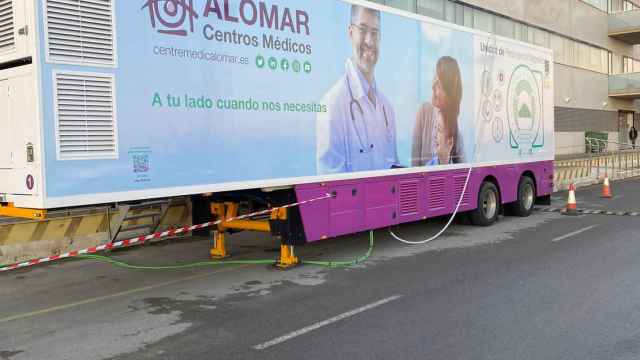 Camión de una empresa privada aparcado en el Hospital de Torrevieja.