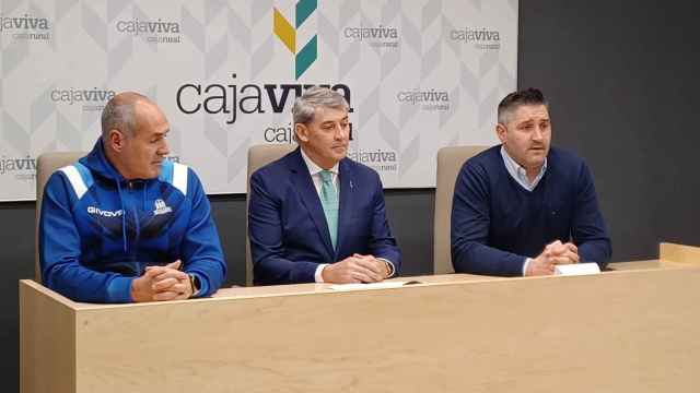 Firma del convenio entre la Fundación Cajaviva y el San Pablo Burgos.