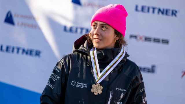 Audrey Pascual con su medalla conseguida en los Mundiales de Para Esquí de Espot
