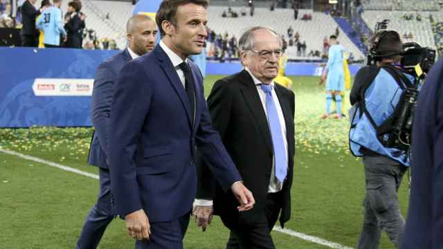 Emmanuel Macron acompañado de Noël Le Graët
