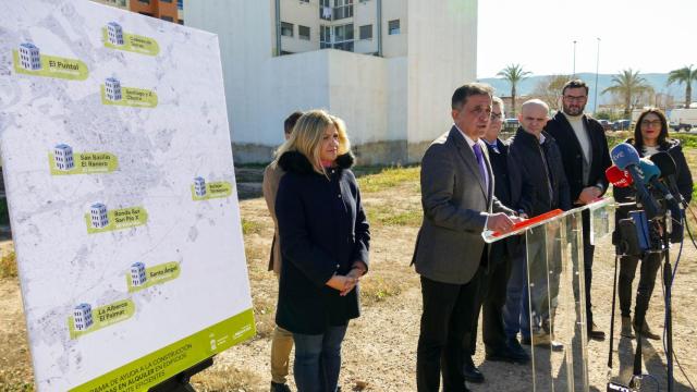 El alcalde de Murcia, José Antonio Serrano, este martes, presentando el proyecto para construir 400 viviendas de alquiler para jóvenes.