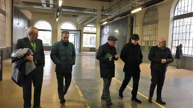 La comitiva del gobierno de Asturias, durante su visita a la antigua fábrica de armas de Saint Étienne.