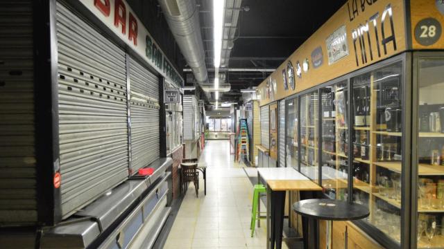 Uno de los pasillos de Mercado Municipal de San Fernando, con locales cerrados y uno abierto.