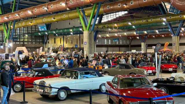 Varios coches en la exposición Retro Málaga 2023