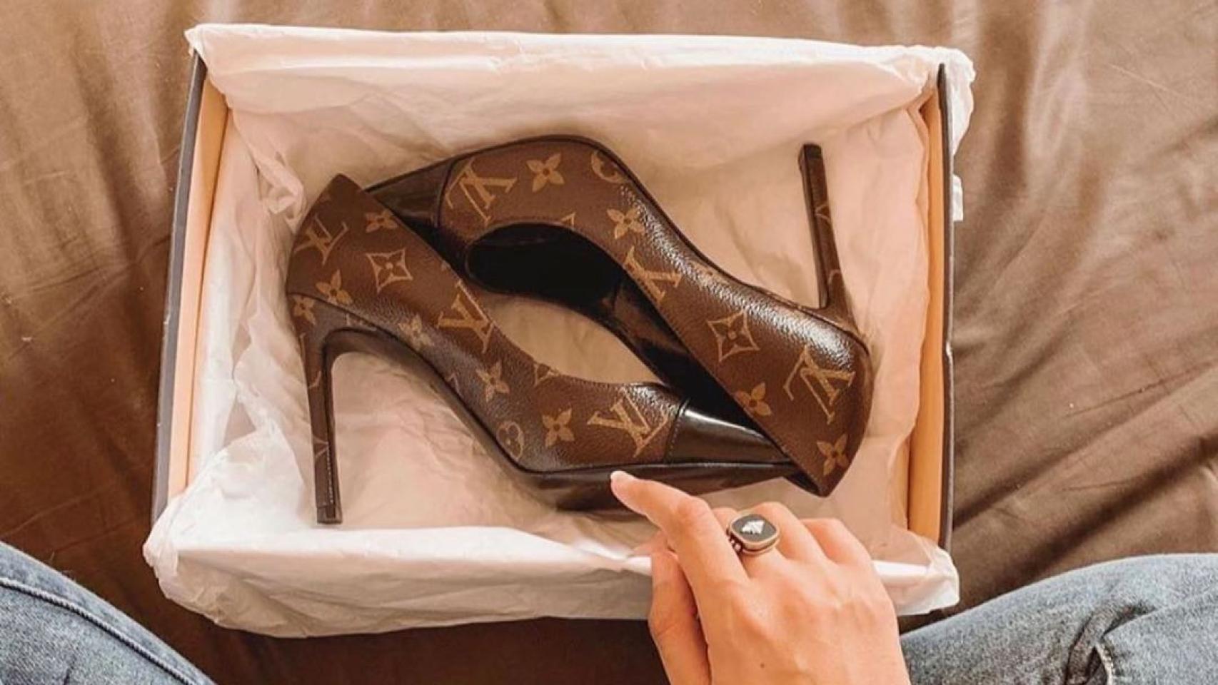 engañar Viento compensación Los zapatos con logo en el punto de mira son de Louis Vuitton