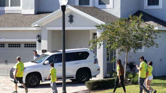 Simpatizantes de Jair Bolsonaro frente a la casa donde se aloja en Florida.