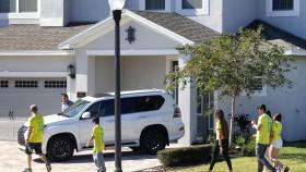 Simpatizantes de Jair Bolsonaro frente a la casa donde se aloja en Florida.