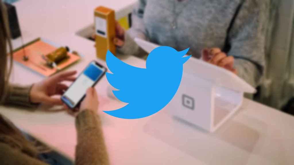Edición del logo de Twitter con un móvil haciendo pagos contactless.