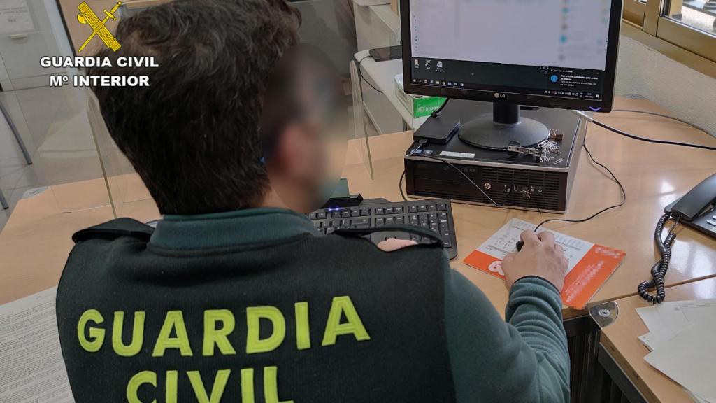 Un guardia civil analizando las imágenes del robo de dos menores a un alumno de un instituto de Caravaca de la Cruz.