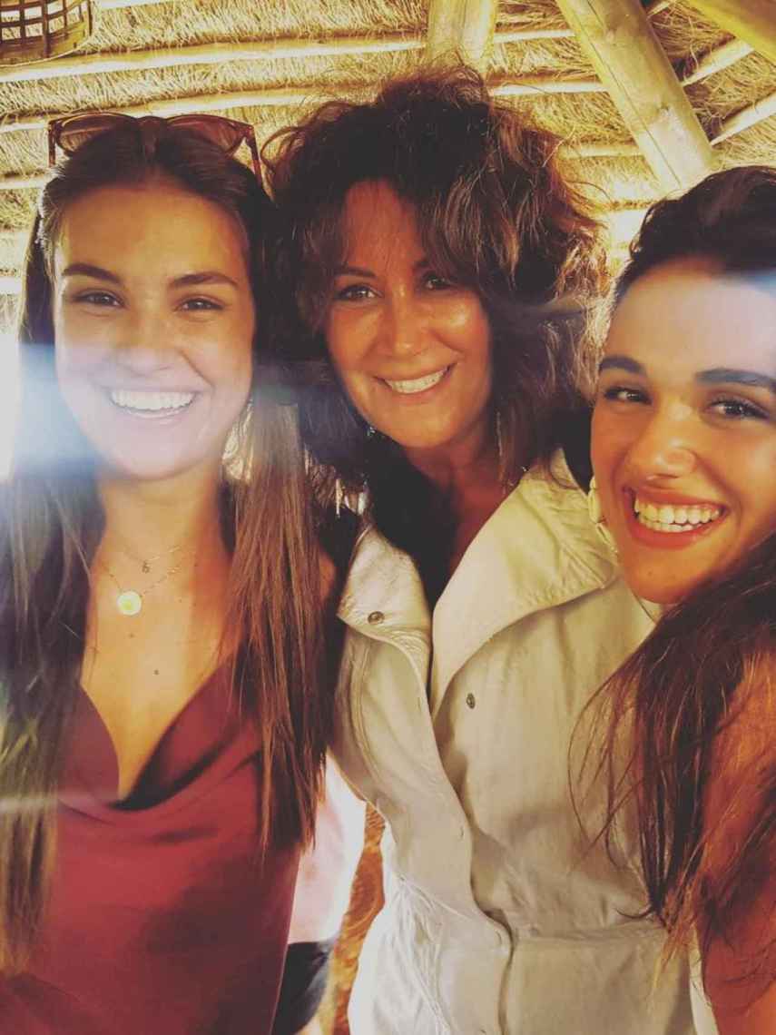 Pepa Gea junto a sus hijas, Paula y Sofía, en una imagen de sus redes sociales.