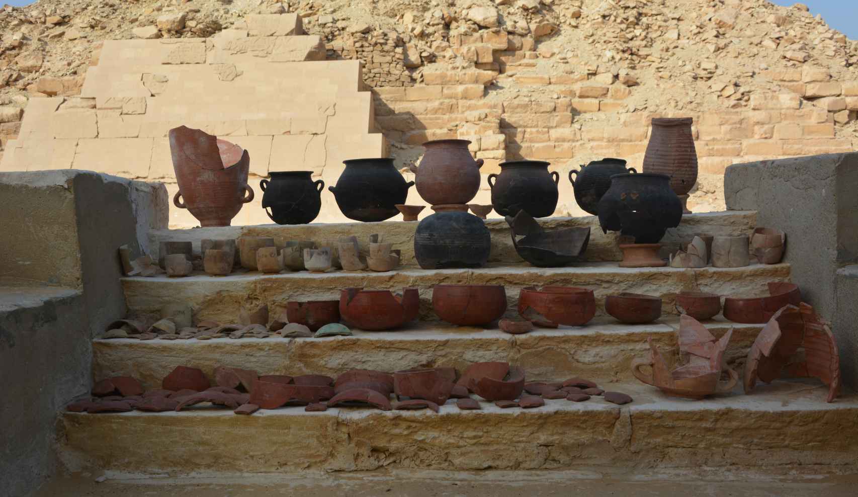 Recipientes cerámicos recuperados en el taller de momificación de Saqqara.