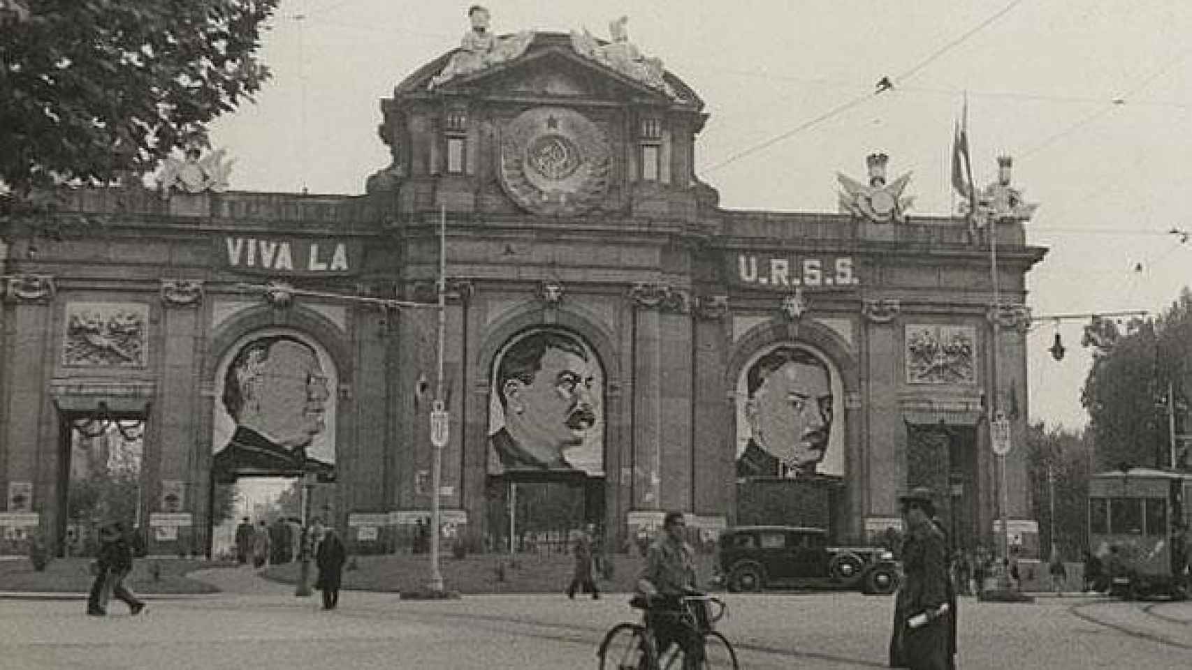 Imagen de la Puerta de Alcalá con loas a la URSS y sus líderes. Foto: Wikimedia Commons
