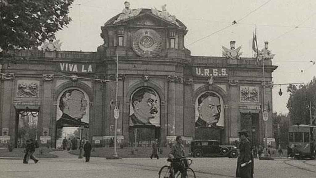 Imagen de la Puerta de Alcalá con loas a la URSS y sus líderes.