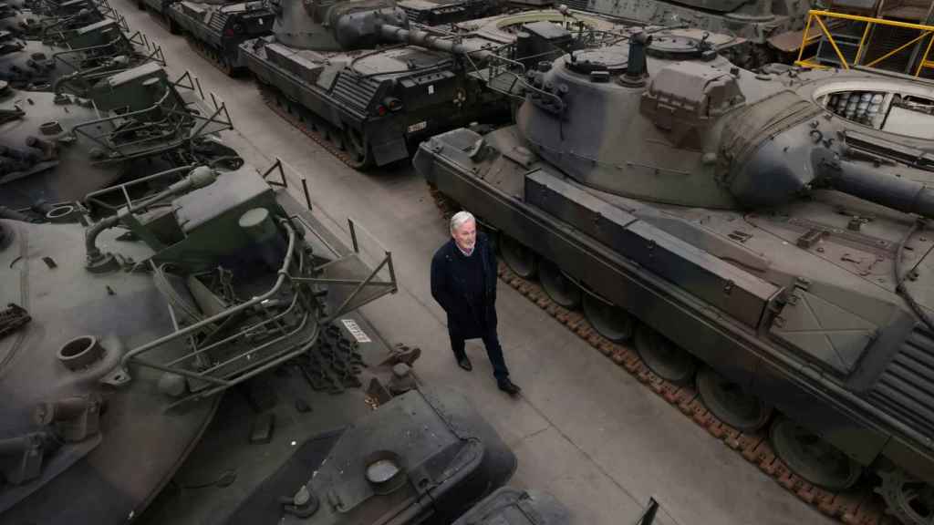 Freddy Versluys pasea entre los tanques Leopard 1 que tiene en su almacén en el este de Bélgica.
