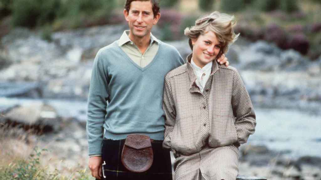 Diana de Gales y Carlos de Inglaterra en sus primeros años de relación.