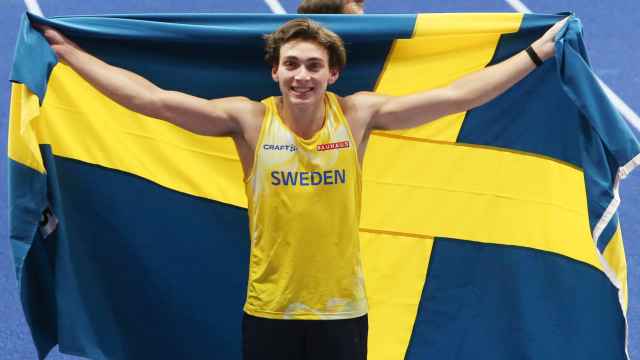 Armand Duplantis celebra una victoria con la bandera de Suecia