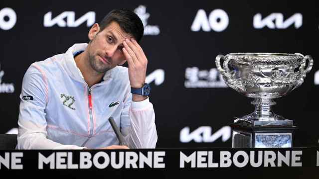 Novak Djokovic junto a su trofeo de campeón del Abierto de Australia