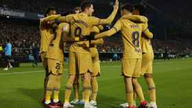 Piña de los jugadores del Barcelona para celebrar el gol de Raphinha