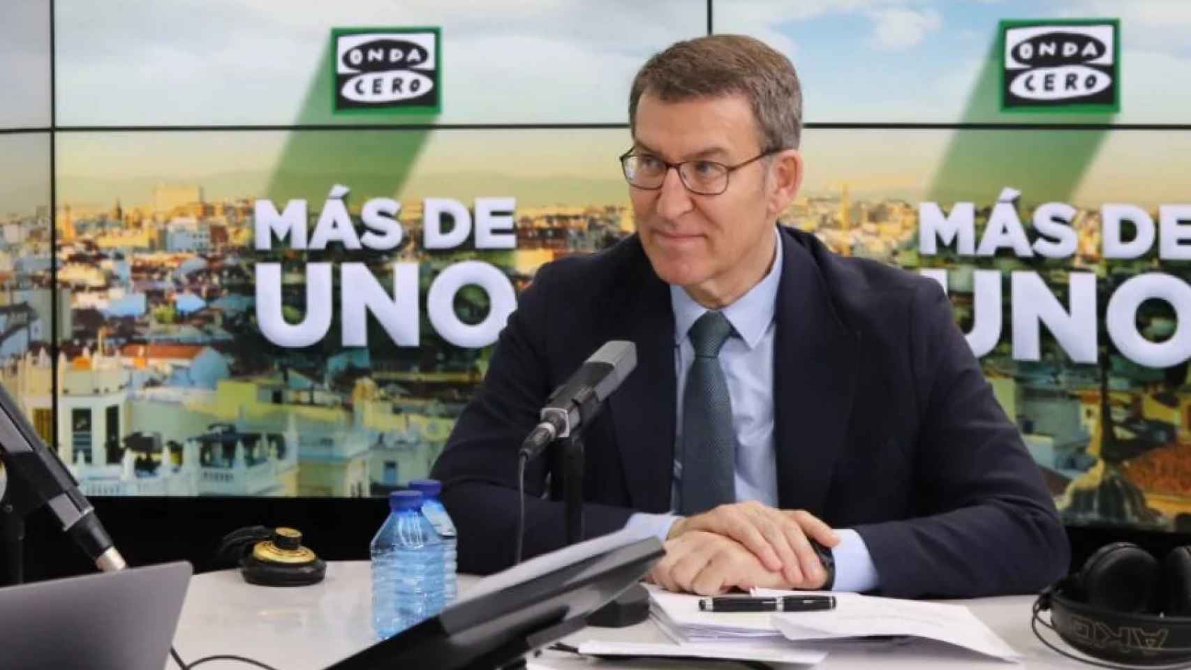 El presidente del PP, Alberto Núñez Feijóo, entrevistado por Carlos Alsina en Onda Cero.