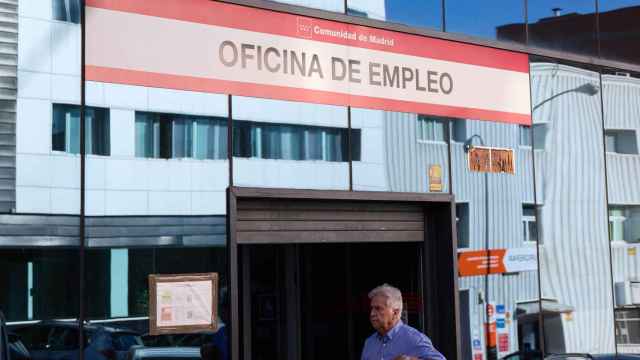 Un hombre pasa por la oficina del SEPE de la calle Miguel Yuste, a 2 de septiembre de 2022, en Madrid (España)