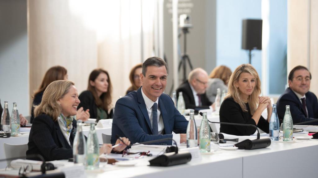 Nadia Calviño, vicepresidenta primera, junto a Pedro Sánchez, presidente del Gobierno, y Yolanda Díaz, vicepresidenta segunda, durante el plenario entre presidentes y ministros en la XXVII Cumbre Hispano-Francesa el pasado 19 de enero.