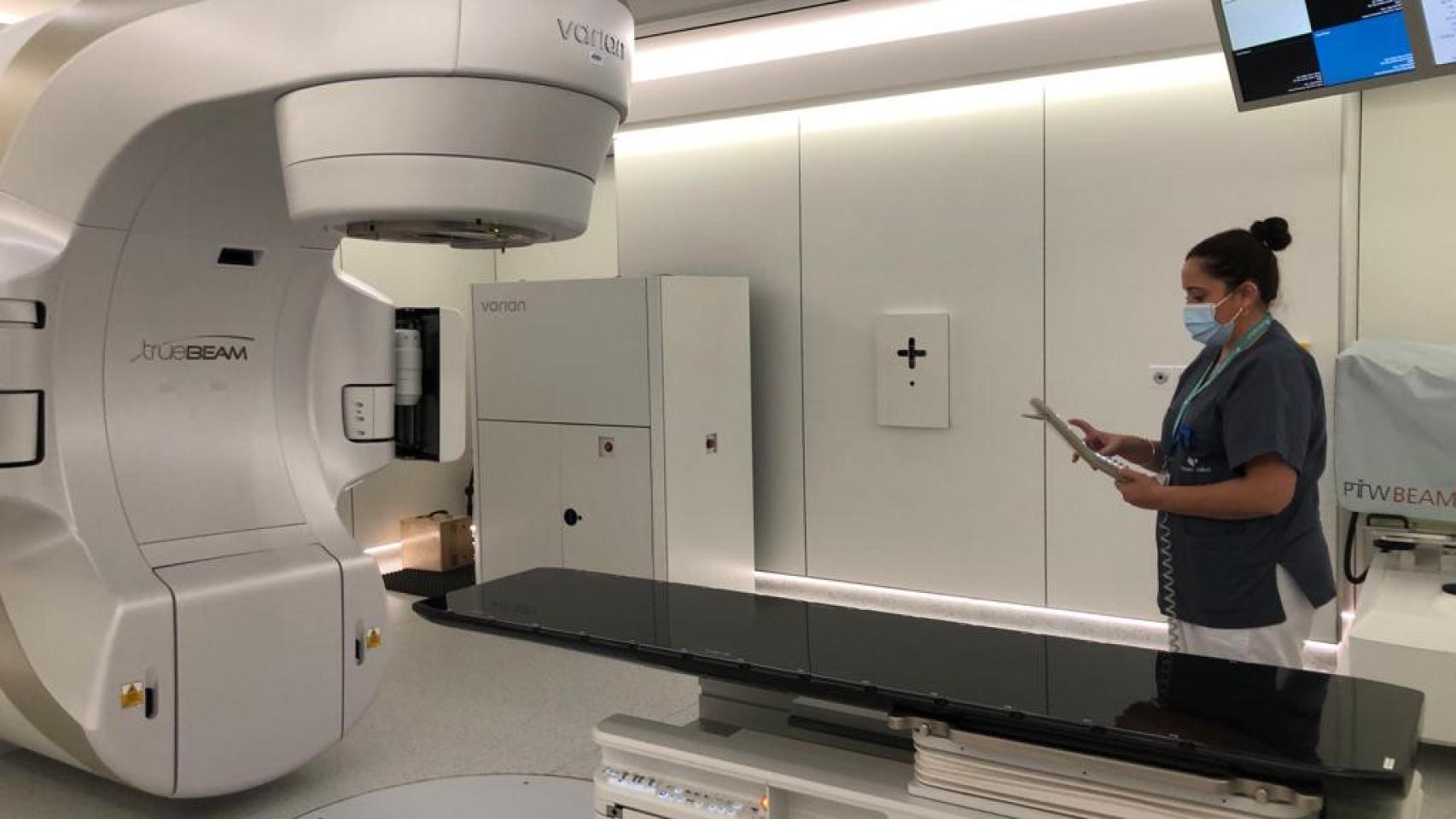 Una profesional en el nuevo centro de oncología del hospital Quirónsalud Málaga.