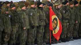 Los reservistas rusos parten hacia bases militares durante la movilización de tropas , en Omsk.