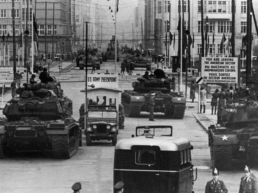 Blindados americanos y soviéticos, cruzados en el Berlín de 1961.