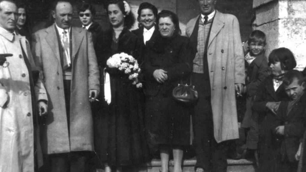 A la izquierda, boda por poderes de Maruja Álvarez Merino (tercera por la izquierda, con el ramo de flores) el 16 de enero de 1954 en Guardo
