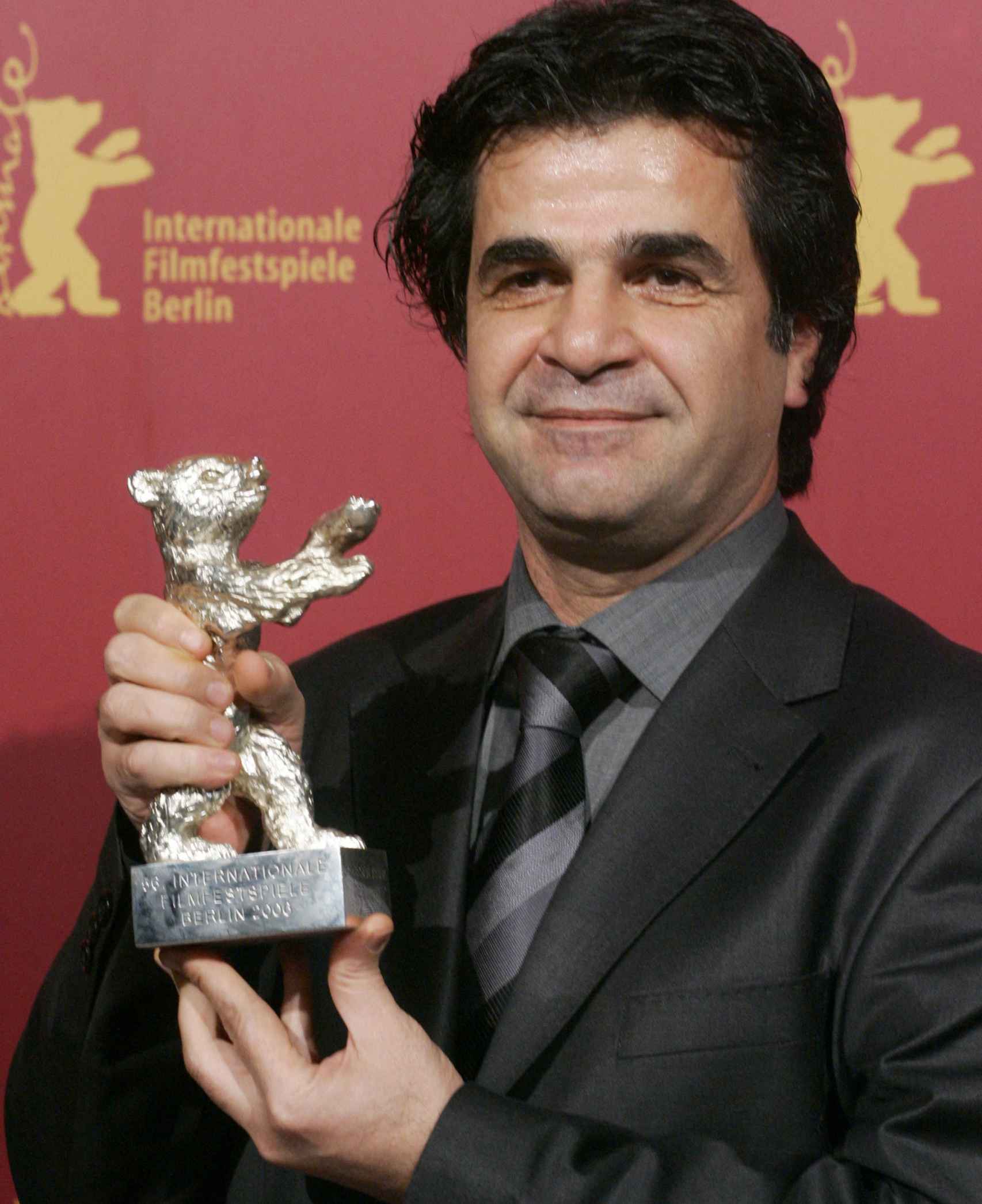 Jafar Panahi, con el Oso de Oro de la Berlinale.