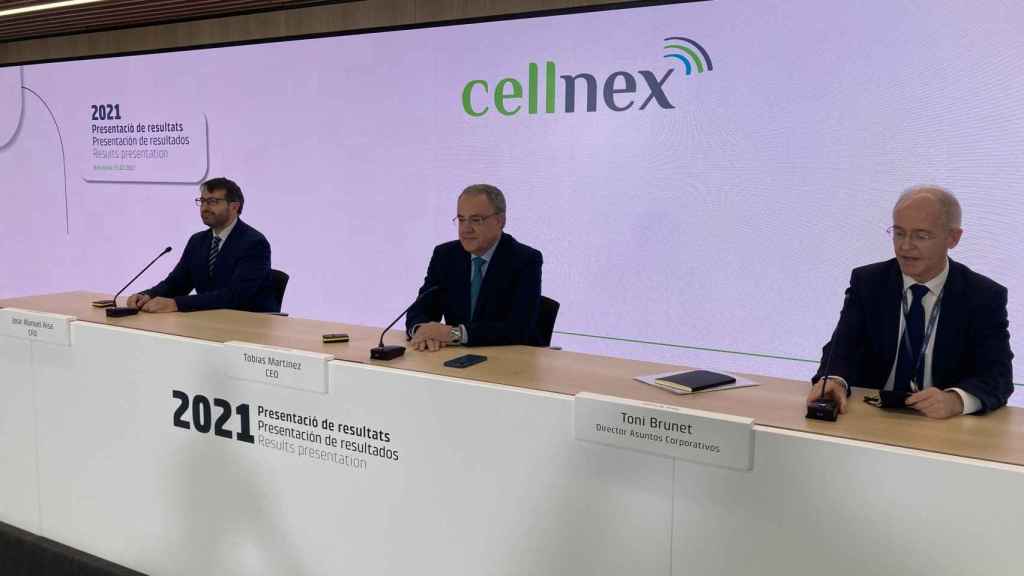El director de Finanzas y Desarrollo Corporativo de Cellnex, José Manuel Aisa (i), el CEO de Cellnex Telecom, Tobías Martínez, en una rueda de prensa.