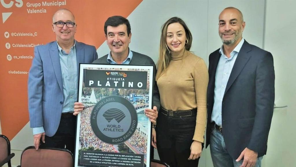En el centro de la imagen, Fernando Giner y Rocío Gil, concejales de Cs que suenan como posibles fichajes del PP. EE