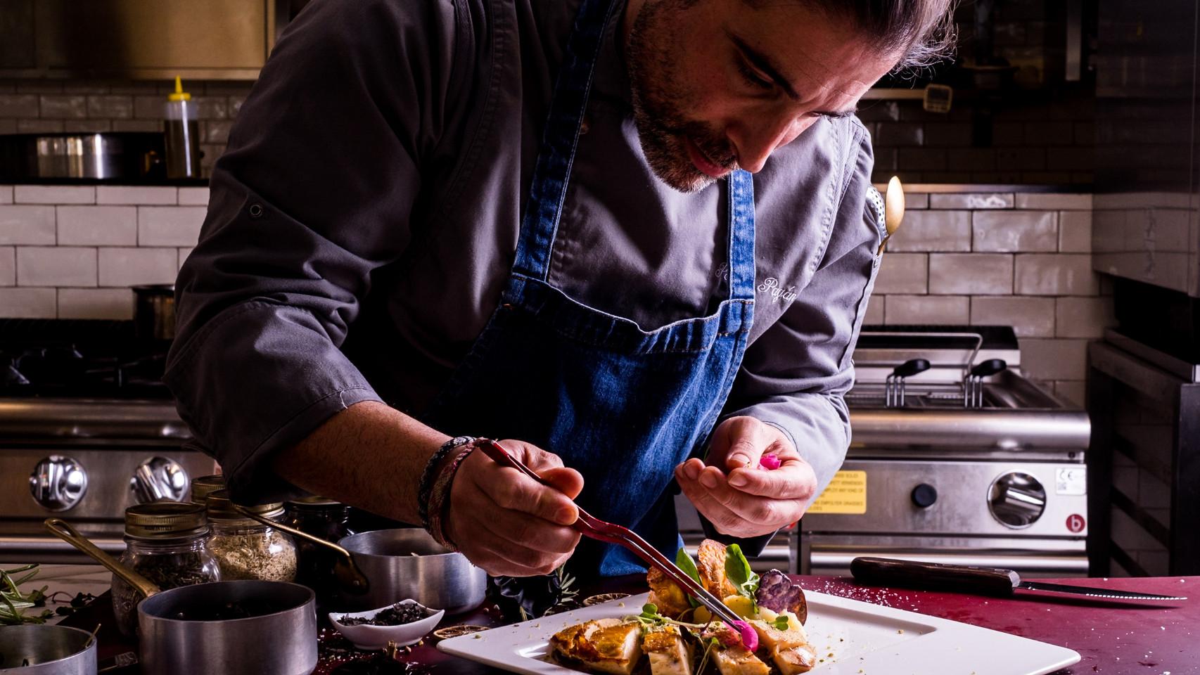 El chef Pablo Pagán elaborando uno de sus platos para la Nuzza.