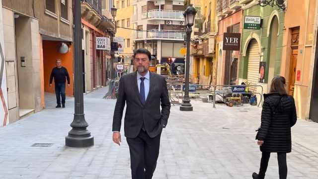El alcalde de Alicante, Luis Barcala, este jueve sen la calle Bailén.