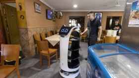 Un robot camarero en un restaurante,