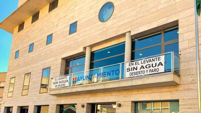 El Ayuntamiento de Pilar de la Horadada cuelga dos carteles en protesta por el recorte del trasvase.
